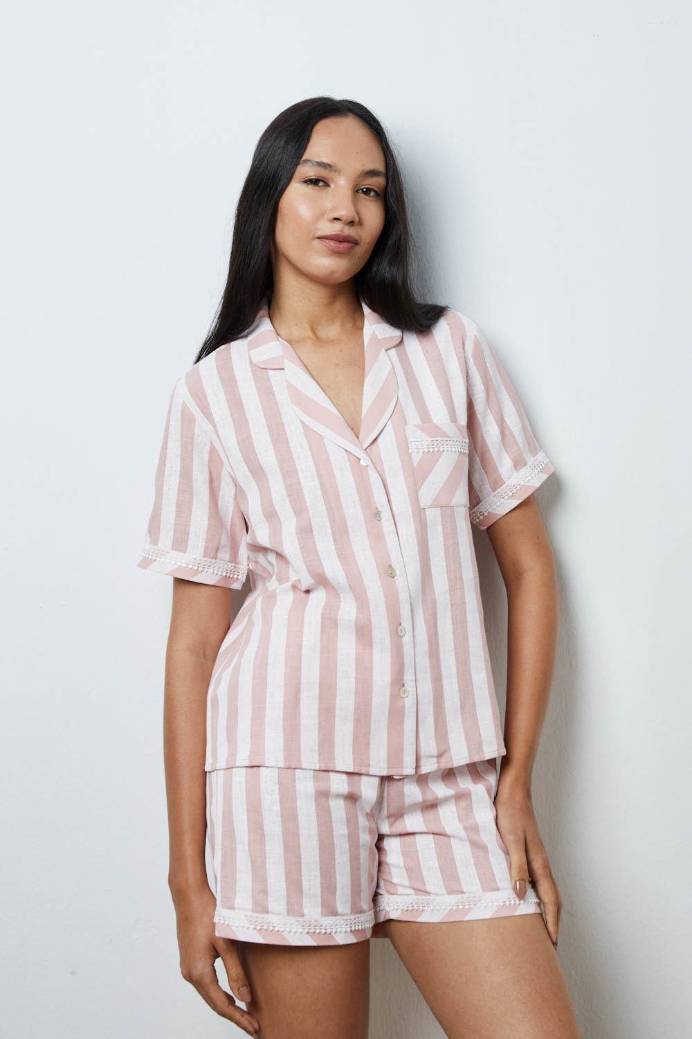 Conjunto de pijama a rayas