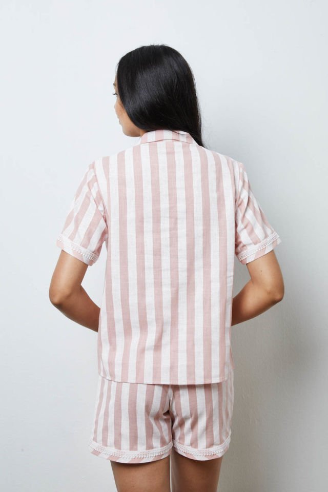 Conjunto de pijama a rayas