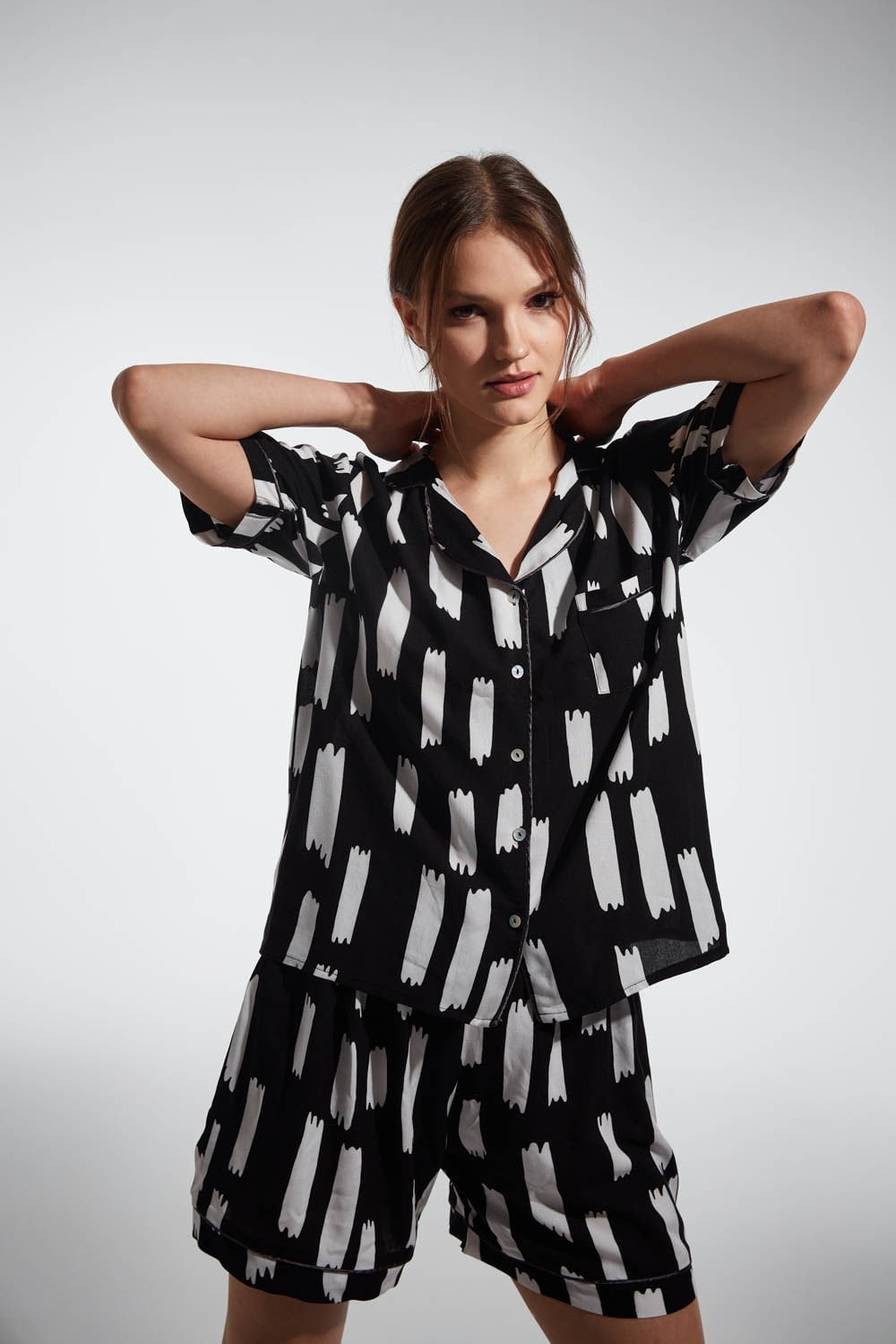 Conjunto de pijama blanco y negro