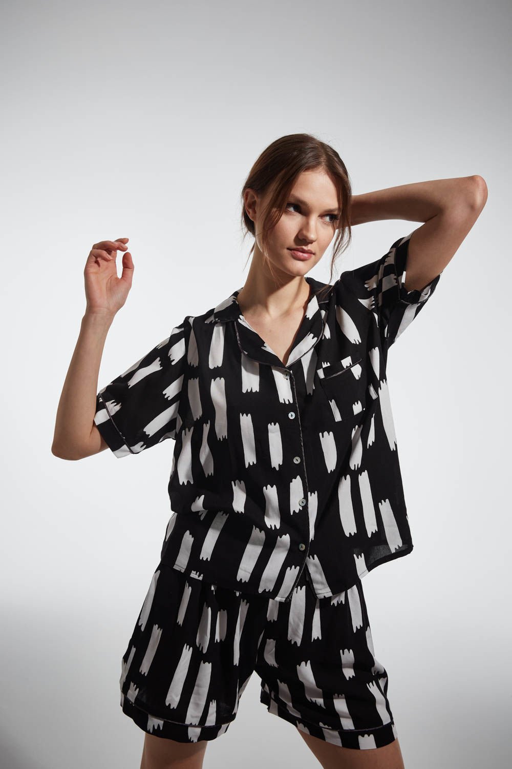 Conjunto de pijama blanco y negro