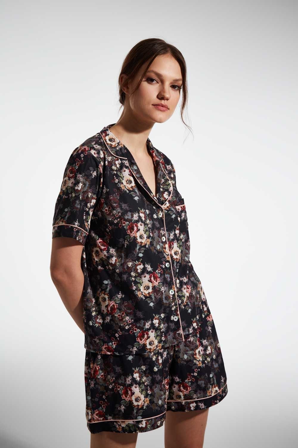 Conjunto de pijama de satén con flores de invierno