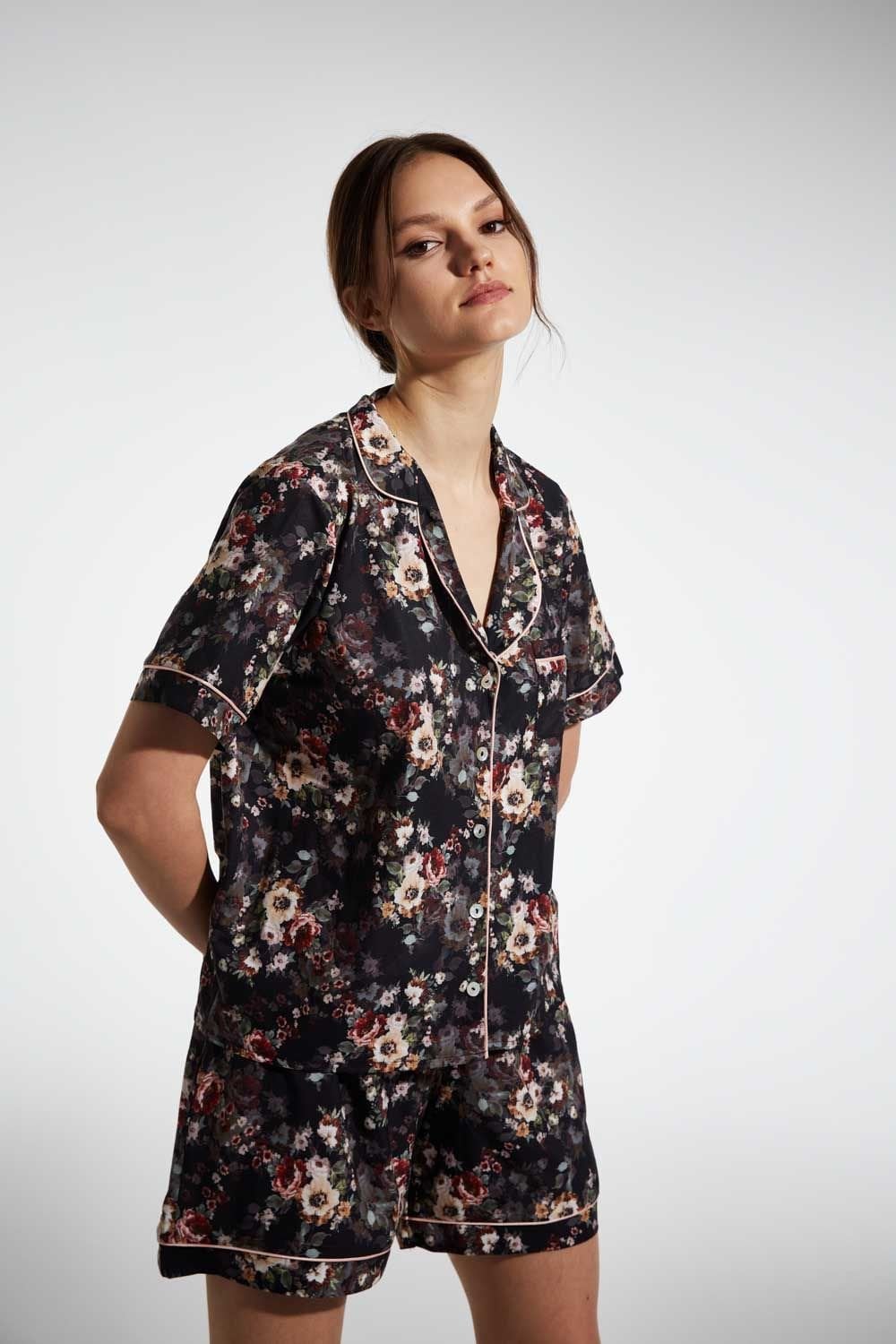 Conjunto de pijama de satén con flores de invierno